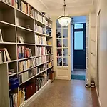 La Charmante Maison Aux Volets Bleu -