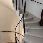La Charmante Maison Aux Volets Bleu -