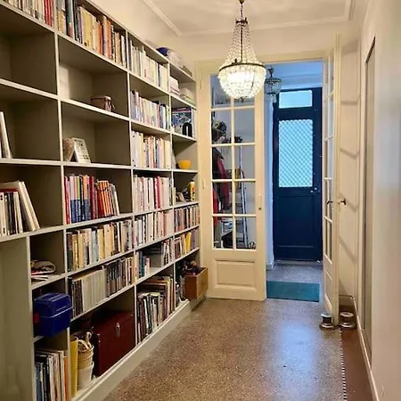 La Charmante Maison Aux Volets Bleu -