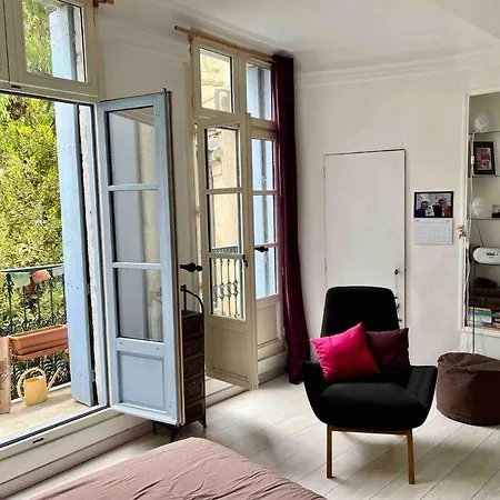 La Charmante Maison Aux Volets Bleu -