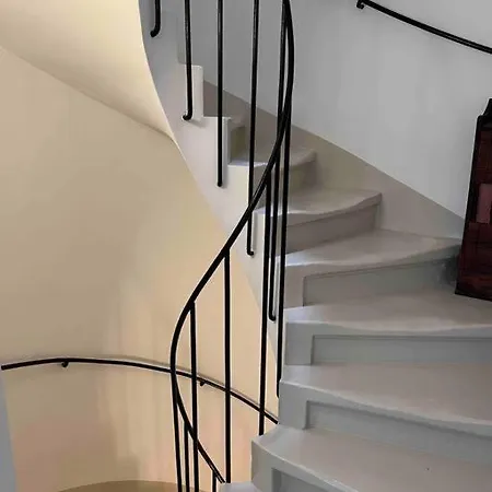 La Charmante Maison Aux Volets Bleu -