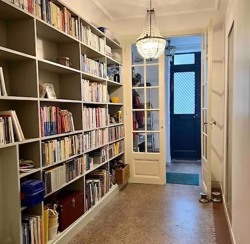 La Charmante Maison Aux Volets Bleu -