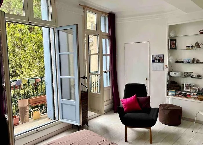 La Charmante Maison Aux Volets Bleu -